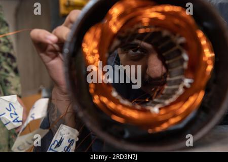 SAN DIEGO (28 JUIN 2023) – ÉTATS-UNIS Le compagnon d’électricien de la Marine de 2e classe Christopher Arias, d’Anaheim, en Californie, regarde l’intérieur d’un moteur à bord du porte-avions de classe Nimitz USS Theodore Roosevelt (CVN 71), le 28 juin 2023. Theodore Roosevelt effectue actuellement une visite d’assistance matérielle à l’appui de son prochain examen par le Board of inspection and Survey (INSURV), une évaluation mandatée par le Congrès de l’état de préparation d’un navire afin de s’assurer que tous les espaces et l’équipement répondent aux normes de la Marine. Banque D'Images