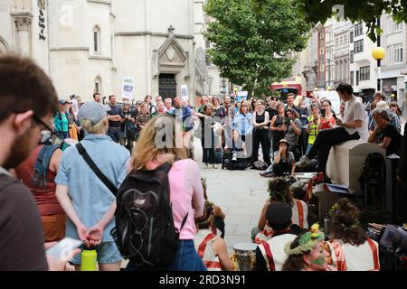 Londres, Royaume-Uni. 18 juillet 2023. Right to Roam et The Stars sont pour tout le monde pour un rassemblement à l'extérieur des cours royales de justice alors que l'appel est entendu pour déterminer si le camping sauvage continuera à titre de droit dans le parc national de Dartmoor. Pendant des décennies, le parc national de Dartmoor est le seul endroit en Angleterre où le camping sauvage est légalement autorisé. Mais ce droit a été renversé par une décision de haute cour en janvier de cette année. En juillet, la haute Cour entendra les autorités du parc national de Dartmoor faire appel de cette décision régressive. Crédit : Waldemar Sikora/Alamy Live News Banque D'Images