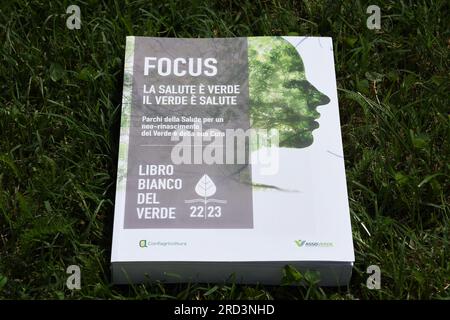 Varese, Italie. 18 juillet 2023. Varese, Italie VERT BLANC PAPERHealth is Green Green Green IS Health Conference Parcs et jardins dans la mise en valeur touristique du territoire nature, Santé et bien-être en photo : Livre présenté à la conférence crédit : Agence photo indépendante/Alamy Live News Banque D'Images