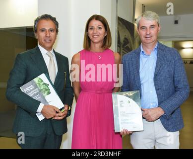 Varese, Italie. 18 juillet 2023. Varese, Italie LIVRE BLANC DE GREENHealth is Green Green IS Health Conference Parcs et jardins dans l'amélioration touristique du territoire nature, Santé et bien-être en photo : Mauro Vitiello président de la Chambre de Commerce de Varese, Davide Galimberti maire de Varese crédit : Agence photo indépendante / Alamy Live News Banque D'Images