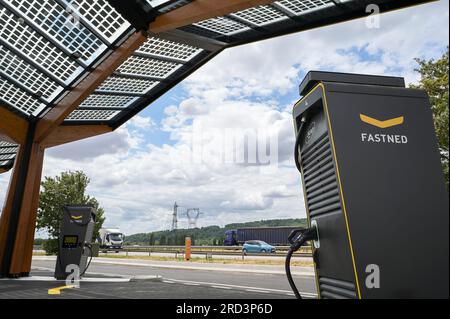 FRANCE, station de recharge rapide pour véhicule électrique à la station-service sur l'autoroute, cellules solaires sur le toit / FRANKREICH, Fastned Stromladestation für Elektrofahrzeuge an Dyneff Tankstelle an der Autobahn, Solarzellen auf Dach Banque D'Images