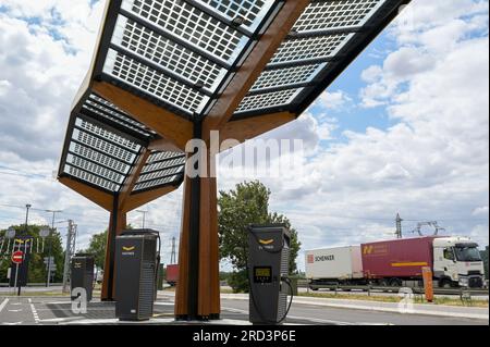 FRANCE, station de recharge rapide pour véhicule électrique à la station-service sur l'autoroute, cellules solaires sur le toit / FRANKREICH, Fastned Stromladestation für Elektrofahrzeuge an Dyneff Tankstelle an der Autobahn, Solarzellen auf Dach Banque D'Images