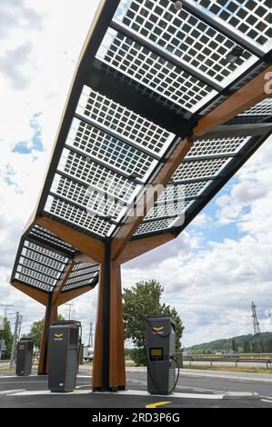 FRANCE, station de recharge rapide pour véhicule électrique à la station-service sur l'autoroute, cellules solaires sur le toit / FRANKREICH, Fastned Stromladestation für Elektrofahrzeuge an Dyneff Tankstelle an der Autobahn, Solarzellen auf Dach Banque D'Images