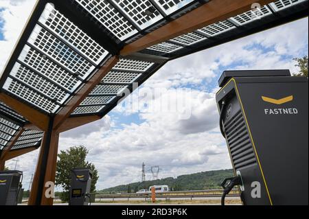 FRANCE, station de recharge rapide pour véhicule électrique à la station-service sur l'autoroute, cellules solaires sur le toit / FRANKREICH, Fastned Stromladestation für Elektrofahrzeuge an Dyneff Tankstelle an der Autobahn, Solarzellen auf Dach Banque D'Images