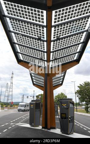 FRANCE, station de recharge rapide pour véhicule électrique à la station-service sur l'autoroute, cellules solaires sur le toit / FRANKREICH, Fastned Stromladestation für Elektrofahrzeuge an Dyneff Tankstelle an der Autobahn, Solarzellen auf Dach Banque D'Images