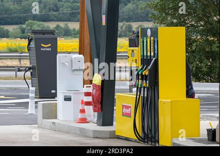 FRANCE, pompe à essence à la station essence et station de recharge rapide pour véhicule électrique à autoroute / FRANKREICH, Dyneff Tankstelle und Fastned Stromladestation für Elektrofahrzeuge an der Autobahn Banque D'Images