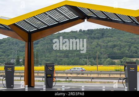 FRANCE, station de recharge rapide pour véhicule électrique à la station-service sur l'autoroute, cellules solaires sur le toit / FRANKREICH, Fastned Stromladestation für Elektrofahrzeuge an Dyneff Tankstelle an der Autobahn, Solarzellen auf Dach Banque D'Images