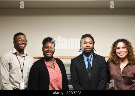 WASHINGTON (28 juin 2023) - Strategic Systems Programs a accueilli sa classe inaugurale de stagiaires des collèges et universités historiquement noirs (HBCU) et des institutions minoritaires (MI) lors d'un événement au siège du SSP mercredi 28 juin, où ils ont été présentés à la main-d'œuvre et mis en relation avec des pairs mentors et d'autres anciens élèves HBCU/MI. Fernandes Boyd (à gauche) et Jashianette Fournier Jaiman (à droite), leaders de cohorte et anciens élèves de HBCU, ont accueilli Jayla Bryan (au centre gauche) et Emmanuel Faulkner (au centre droite) lors de l’événement. La cohorte SSP fait partie du Wide-reachin du département de la Marine Banque D'Images