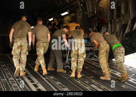 ÉTATS-UNIS Des aviateurs de la 366e escadre de chasse, du 517e escadron de transport aérien et de la base aérienne Iwakuni déchargent l'équipement d'un C-17 Globemaster III dans le cadre du Northern Edge 23-2 sur la base aérienne Iwakuni, Japon, le 28 juin 2023. Ne 23-2 fournit une formation en interopérabilité essentielle à la réussite des futures entreprises conjointes et multinationales. Banque D'Images