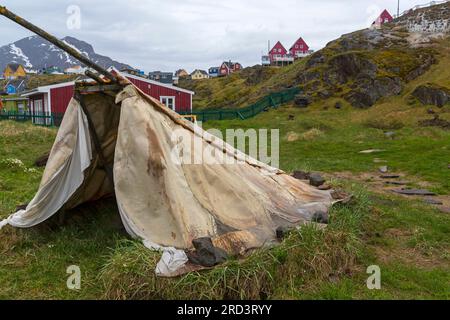 Tente d'abri comprenant des peaux d'animaux dans les jardins du musée Sisimiut à Sisimiut, Groenland par une journée pluvieuse humide en juillet Banque D'Images