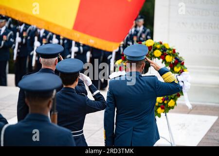 Chef d'état-major de la Force aérienne roumaine le lieutenant général Viorel Pana, à gauche, et le commandant du district de la Force aérienne de Washington le major général Joel Jackson, à droite, participent à une cérémonie de pose de la couronne d'honneur de la Force aérienne à la tombe du soldat inconnu au cimetière national d'Arlington, Arlington, Virginie, le 27 juin 2023. Banque D'Images