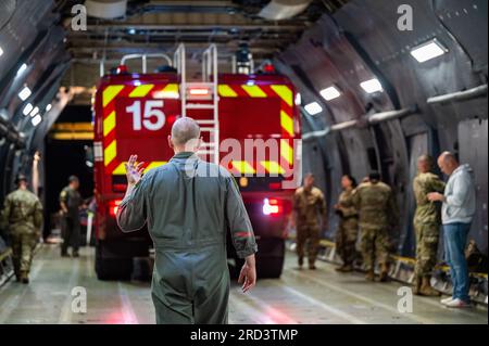 Un capitaine de chargement de l'Armée de l'Air dirige un camion de pompiers hors d'un C-5 Galaxy à l'aéroport international Jorge Chávez pendant Resolute Sentinel 23 à Lima, au Pérou, le 27 juin 2023. Resolute Sentinel améliore l'état de préparation du personnel militaire et inter-agences des États-Unis et des pays partenaires grâce à une formation conjointe sur l'interopérabilité de la défense, des projets d'ingénierie et des échanges de connaissances. Banque D'Images