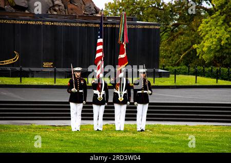 Marines avec l'officiel des États-Unis Les gardes de couleur du corps des Marines se tiennent à la position d'attention lors d'un défilé Sunsent du mardi au Mémorial de guerre du corps des Marines, Arlington, va, le 26 juin 2023. L'hôte officiel de la soirée était Mme Dee Reardon, commandant adjoint adjoint de l'installation et de la logistique, et l'invité d'honneur était l'honorable William L. Laplante, sous-secrétaire à la Défense pour l'acquisition et le soutien. Banque D'Images