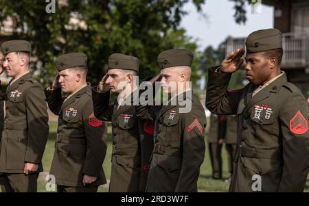 ÉTATS-UNIS Marines avec le 1e Bataillon, 8e Régiment de Marines, 2e Division des Marines, pour une cérémonie de remise de prix de fourragère française au Camp Lejeune, Caroline du Nord, le 27 juin 2023. La fourragère française est exclusivement décernée aux Marines qui ont servi dans les 5e et 6e Régiment de Marines pour commémorer les actions héroïques des anciens membres du service qui ont servi dans les deux régiments pendant la bataille de Belleau Wood pendant la première Guerre mondiale Banque D'Images