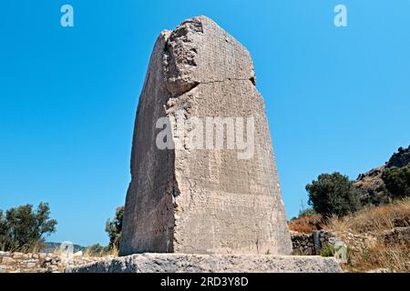 Antalya, Turquie - 15 juillet 2023 : inscription de la pierre monumentale lycienne dans la ville antique de Xanthos Banque D'Images