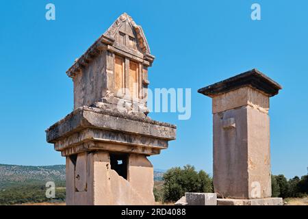 Antalya, Turquie - 15 juillet 2023 : monument funéraire et les ruines de l'ancienne ville de Xanthos Banque D'Images