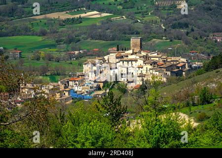 Le petit village de Castel di Ieri placé parmi les montagnes du Parc naturel régional de Sirente Velino dans la vallée de Subequana Banque D'Images