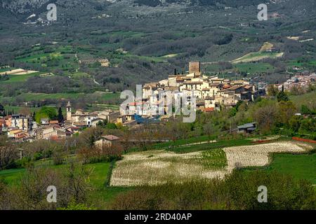 Le petit village de Castel di Ieri placé parmi les montagnes du Parc naturel régional de Sirente Velino dans la vallée de Subequana Banque D'Images