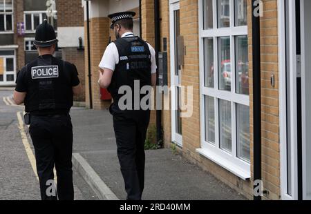 Brentwood Essex 18th Jul 2023 un financement supplémentaire de 1,1 millions de livres sterling du gouvernement permettra des patrouilles à haute visibilité (hotspot policing) et une intervention ciblée pour lutter contre les comportements antisociaux (ASB) dans 11 hotspots à travers l'Essex. Environ 30 000 heures de patrouilles d’officiers et de partenaires seront effectuées sur neuf mois dans les zones. Le financement est fourni par le gouvernement central dans le cadre de sa stratégie de comportement antisocial et est conçu pour offrir des patrouilles à haute visibilité, la participation du public, la sensibilisation ciblée des jeunes et une intervention précoce. Crédit : Ian Davidson/Alamy Live News Banque D'Images