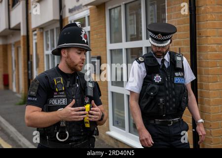 Brentwood Essex 18th Jul 2023 un financement supplémentaire de 1,1 millions de livres sterling du gouvernement permettra des patrouilles à haute visibilité (hotspot policing) et une intervention ciblée pour lutter contre les comportements antisociaux (ASB) dans 11 hotspots à travers l'Essex. Environ 30 000 heures de patrouilles d’officiers et de partenaires seront effectuées sur neuf mois dans les zones. Le financement est fourni par le gouvernement central dans le cadre de sa stratégie de comportement antisocial et est conçu pour offrir des patrouilles à haute visibilité, la participation du public, la sensibilisation ciblée des jeunes et une intervention précoce. Crédit : Ian Davidson/Alamy Live News Banque D'Images