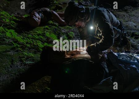 ÉTATS-UNIS Des aviateurs de la Force aérienne du 320e escadron de tactiques spéciales effectuent les premiers secours lors d'un sauvetage simulé et de la récupération de pilotes isolés à la base aérienne de Kadena, au Japon, le 30 juin 2023. Les exercices permettent aux membres du STS d'acquérir de l'expérience dans la préparation de scénarios réels. Banque D'Images