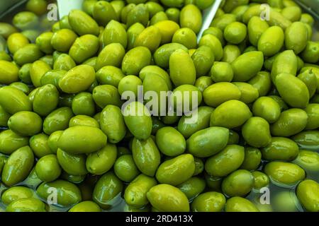 vente d'olives vertes dans l'étal du marché Banque D'Images