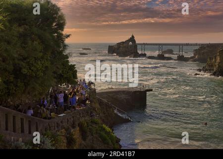 Biarritz, France, juillet 2023 alors que le soleil se couche, les fêtards se retrouvent au célèbre bar Eden Roc et café sur la Plage du Port Vieux, à Biarritz Banque D'Images