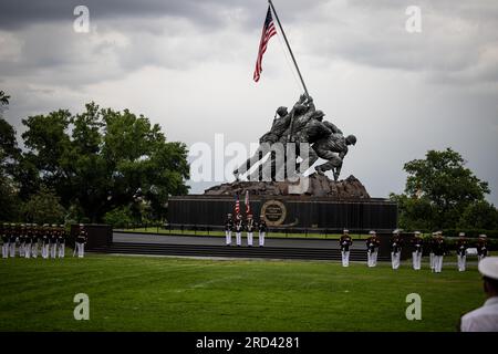 Marines avec l'officiel des États-Unis Les gardes de couleur du corps des Marines se tiennent à la position d'attention lors d'un défilé Sunsent du mardi au Mémorial de guerre du corps des Marines, Arlington, Virginie, le 26 juin 2023. L'hôte officiel de la soirée était Mme Dee Reardon, commandant adjoint adjoint de l'installation et de la logistique, et l'invité d'honneur était l'honorable William L. Laplante, sous-secrétaire à la Défense pour l'acquisition et le soutien. Banque D'Images