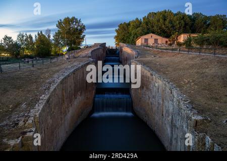 Europe, Espagne, Castille-et-León, Fromista, Esclusa Cuádruple (Quadruple Lock) déclassée sur le Canal de Castille la nuit Banque D'Images