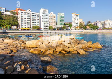 Le rivage rocheux, la promenade et les bâtiments de grande hauteur de Stanley Town à Hong Kong, Chine - image prise de la Pagode en bois Banque D'Images