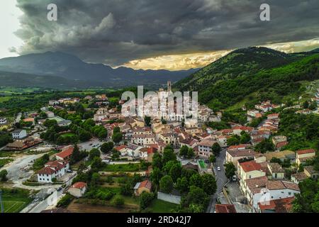 Vue aérienne du petit village de Goriano Sicoli placé parmi les montagnes du Parc naturel régional de Sirente Velino. Banque D'Images