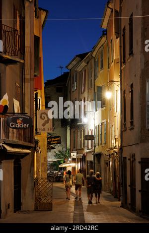 Scène de rue au crépuscule à Castellane, route Napoléon, Gorges du Verdon, Alpes-de-haute-Provence, Provence-Alpes-Côte d’Azur, France, Banque D'Images