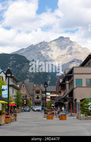 BANFF, CANADA - 5 JUILLET 2023 : site urbain de Banff dans le parc national Banff avec Cascade Mountain en arrière-plan. Le site urbain est une tournée canadienne majeure Banque D'Images