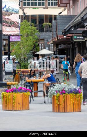 BANFF, CANADA - le 5 JUILLET 2023 : les touristes apprécient le site de Banff dans le parc national Banff. Le lotissement urbain est une destination touristique canadienne de renom Banque D'Images