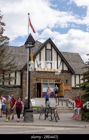 BANFF, CANADA - le 5 JUILLET 2023 : centre d'accueil animé du lotissement urbain de Banff dans le parc national Banff. Le lotissement urbain est un grand destin touristique canadien Banque D'Images