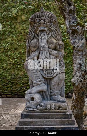 Le temple Tirta Empul est un temple d'eau hindou balinais à Bali en Indonésie se compose d'un pétirtaan ou structure de baignade, célèbre pour son eau de source sainte Banque D'Images