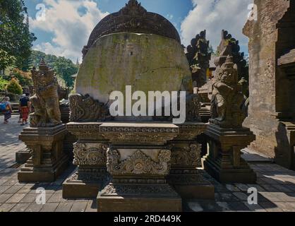 Le temple Tirta Empul est un temple d'eau hindou balinais à Bali en Indonésie se compose d'un pétirtaan ou structure de baignade, célèbre pour son eau de source sainte Banque D'Images