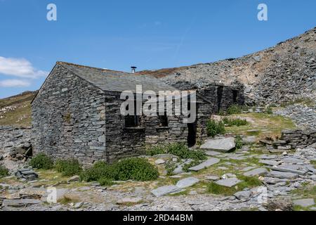 Dubs Hut Bothy sur Fleetwith Pike, surplombe Haystacks à Buttermere dans le parc national Lake District. Banque D'Images