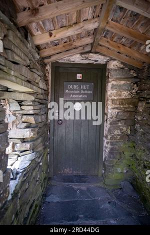 Dubs Hut Bothy sur Fleetwith Pike, surplombe Haystacks à Buttermere dans le parc national Lake District. Banque D'Images