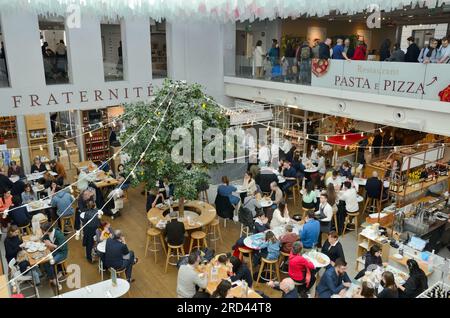 Paris, France - 18 mars 2023 : les gens mangent dans le restaurant à l'intérieur du marché italien et la salle de restauration dans le quartier du Marais à Paris, France, Europ Banque D'Images