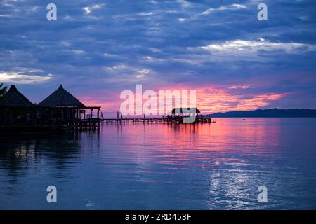 Coucher de soleil au Raja Ampat Dive Lodge, Raja Ampat, Papouasie occidentale, Indonésie Banque D'Images