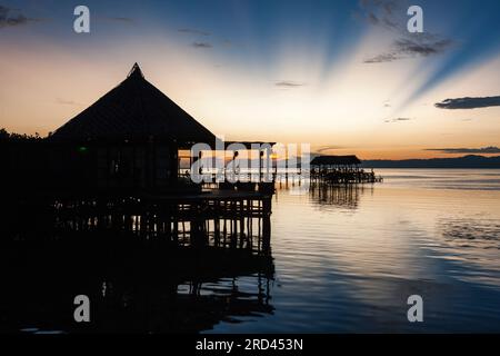 Coucher de soleil au Raja Ampat Dive Lodge, Raja Ampat, Papouasie occidentale, Indonésie Banque D'Images