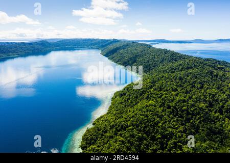 Îles tropicales près de Waigeo, Raja Ampat, Papouasie occidentale, Indonésie Banque D'Images