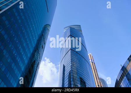 Moscou Russie 12.05.2023.gratte-ciel en verre de la ville de Moscou.vue de bas en haut Banque D'Images