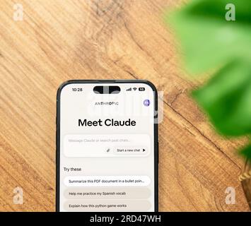 Claude 2 ai par Anthropic un assistant sympathique, rapide, capable et vraiment conversationnel Banque D'Images