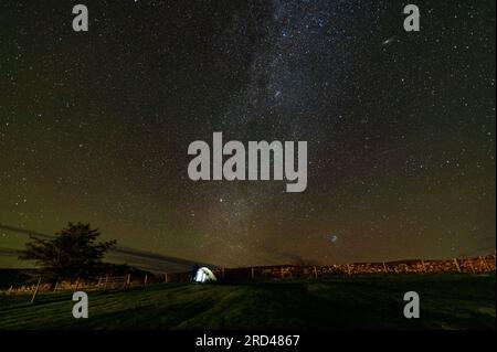 Observation des étoiles sur l'île de Skye, Écosse Banque D'Images