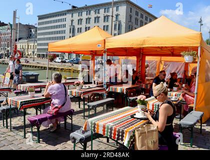 Café en plein air sur Market Square à Helsinki, Finlande Banque D'Images