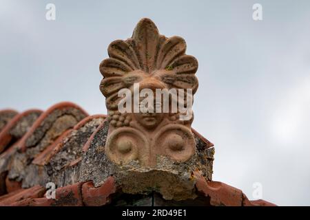 Faîtes de toit pantile sur le toit d'une maison en Grèce Banque D'Images