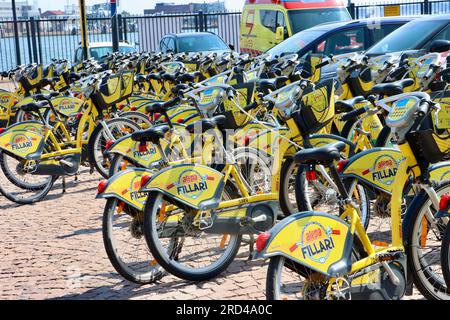 Vélos jaunes Alepa-fillari gratuits pour un usage public (inscription obligatoire au préalable) dans le centre d'Helsinki, Finlande Banque D'Images