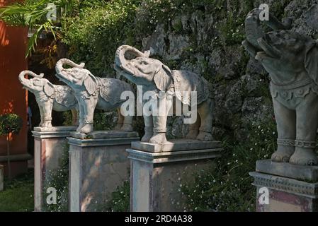 Sculptures d'éléphants dans le parc Scherrer , Morcote, Suisse Banque D'Images